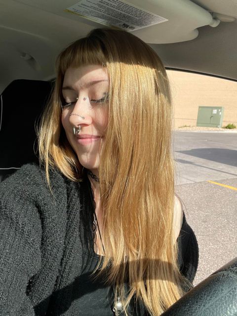 Warm blonde with even tone from root to end after transformation